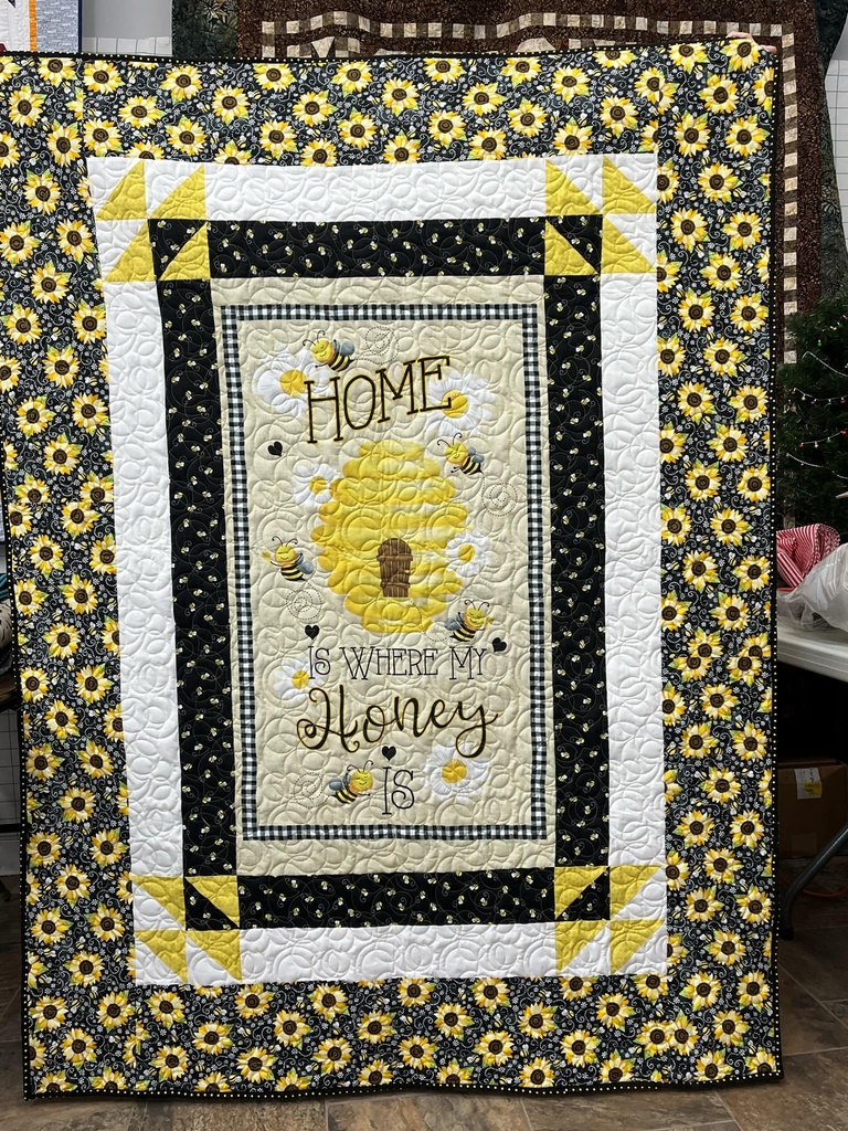 Home is Where My Honey Is finished quilt 53x71 (35607)
